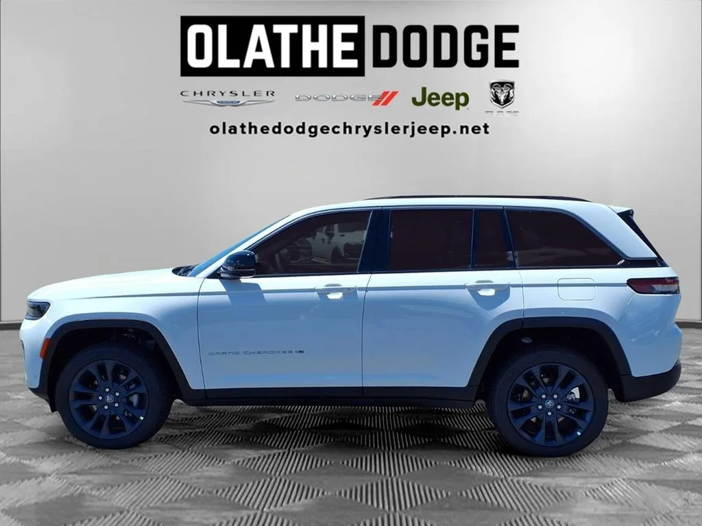 New 2026 Bright White Clear-Coat Exterior Paint Jeep  image 19