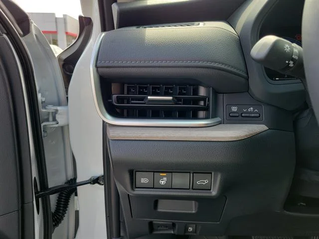 New 2026 Wind Chill Pearl Toyota Platinum image 20