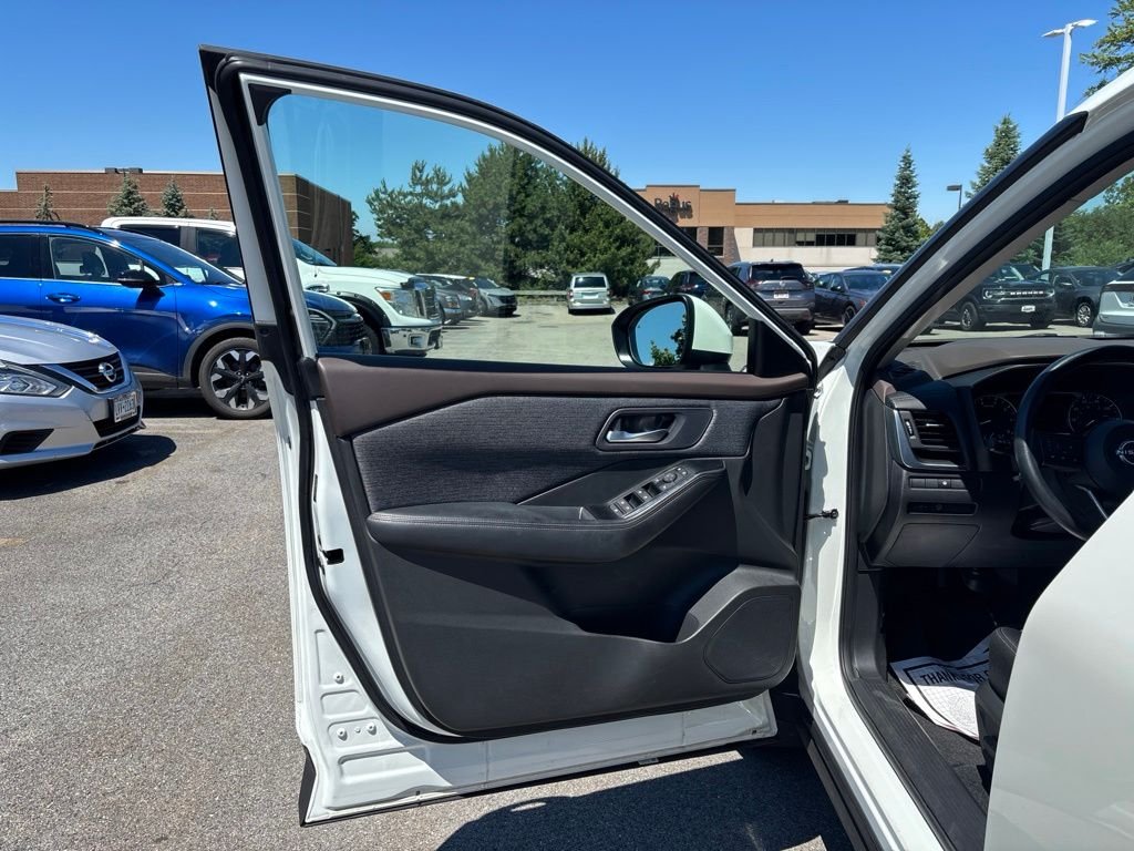 Used 2023 White Nissan SV image 16
