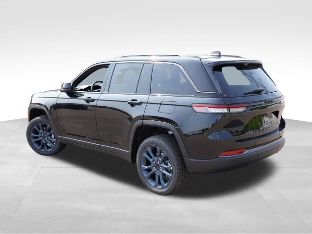 New 2026 Diamond Black Crystal Pearl-Coat Exterior Paint Jeep Limited image 5