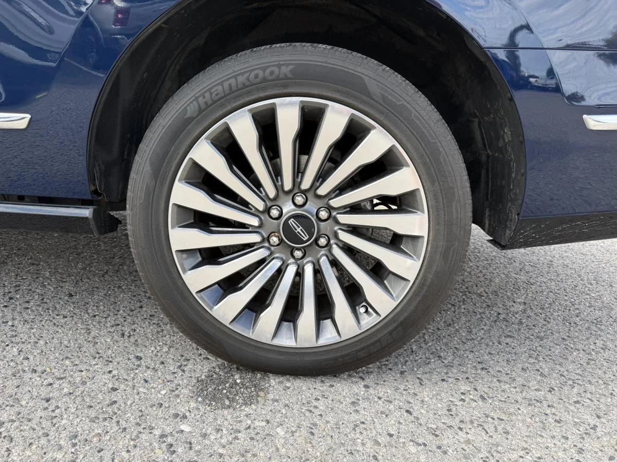 Used 2020 Blue Lincoln Reserve image 10