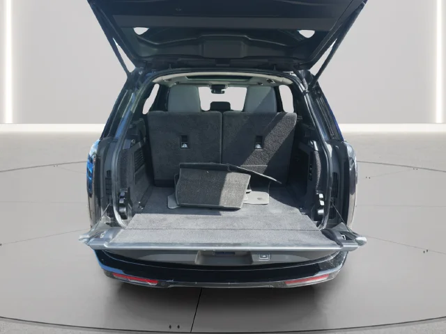 Used 2023 Gray Land Rover SE image 9