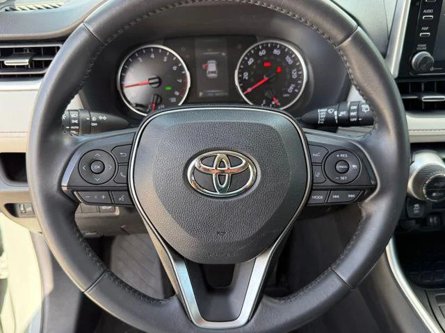 Certified Used 2019 LUNAR ROCK Toyota XLE Premium image 17