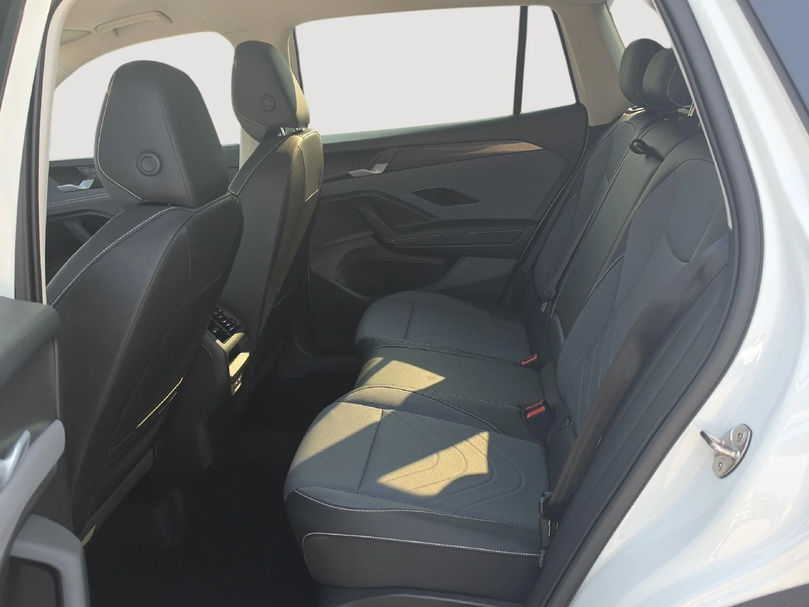Certified Used 2025 WHITE Volkswagen SE image 6
