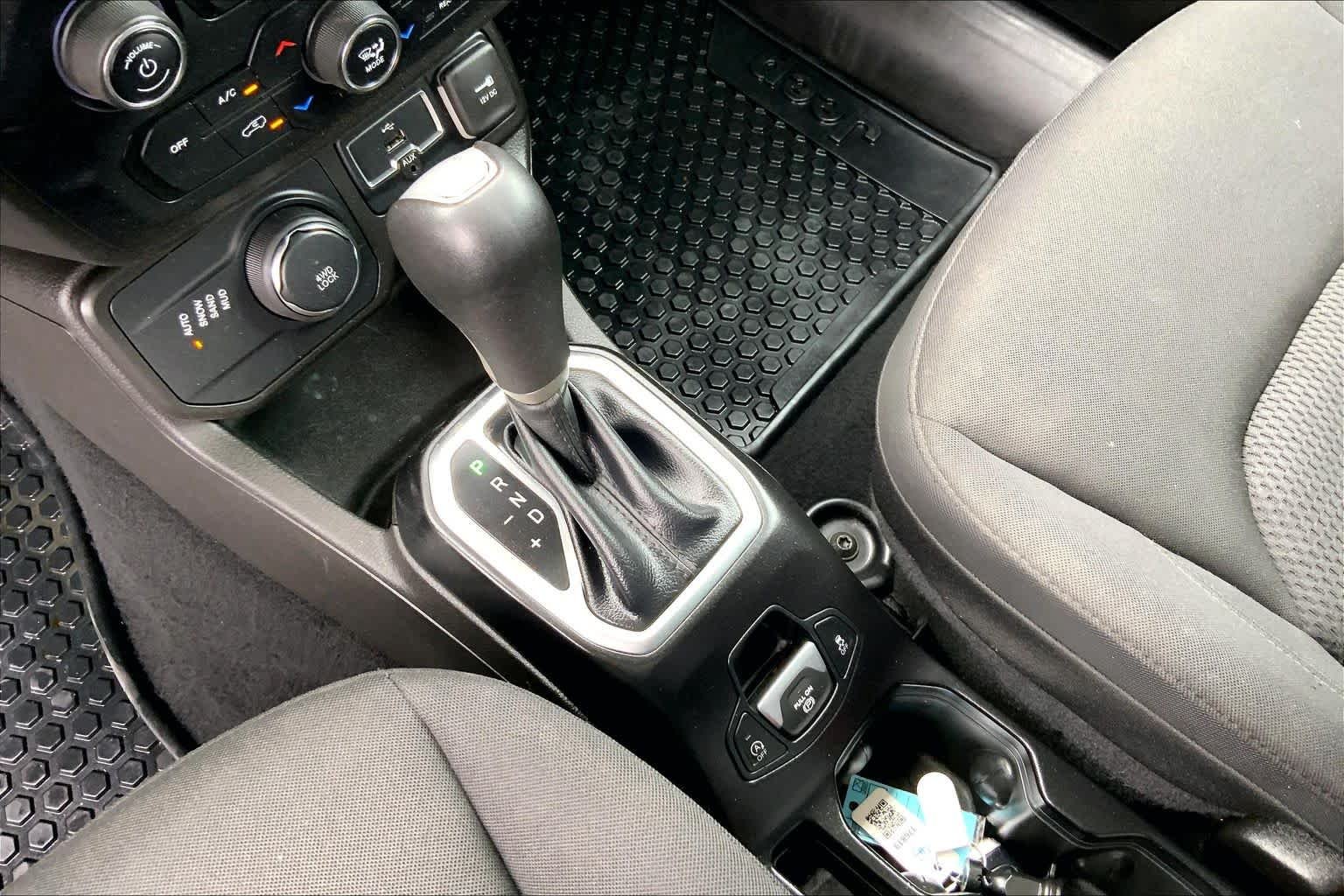 Used 2023 Alpine White Clearcoat Jeep Altitude image 15