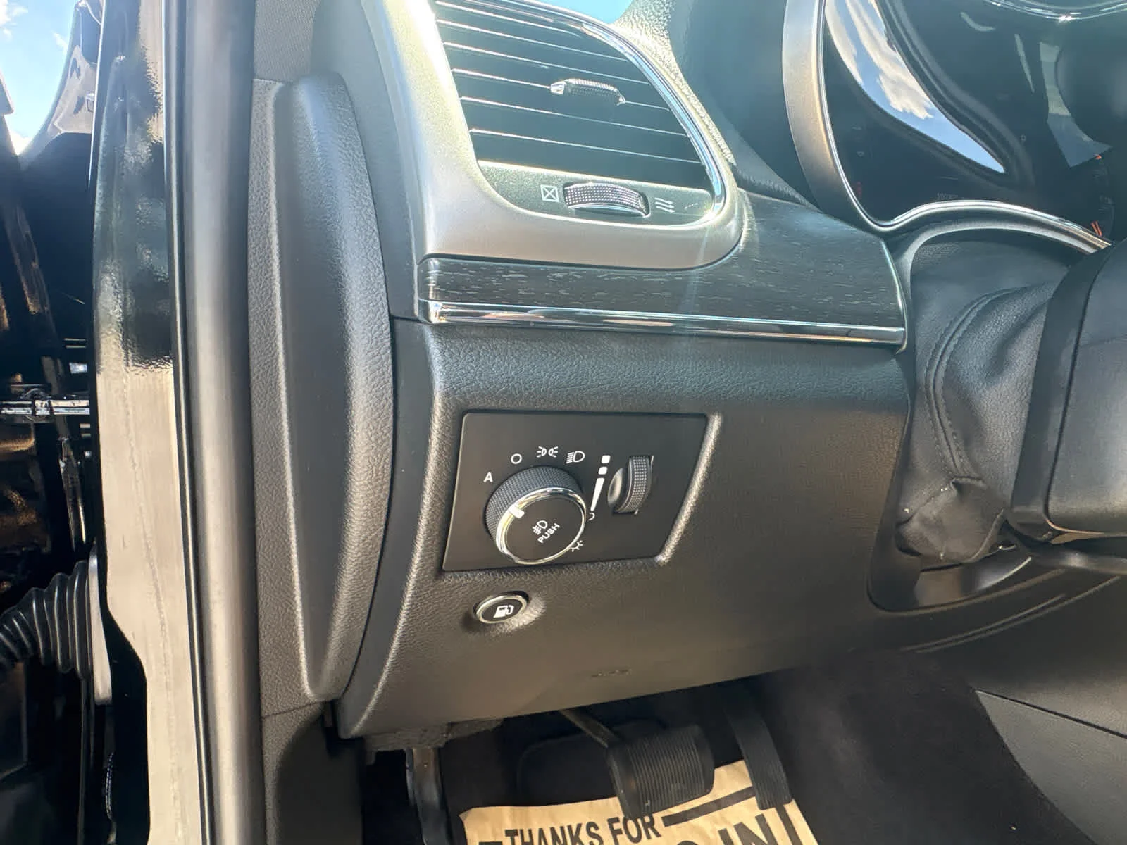 Used 2018 Diamond Black Crystal Pearlcoat Jeep Limited image 21