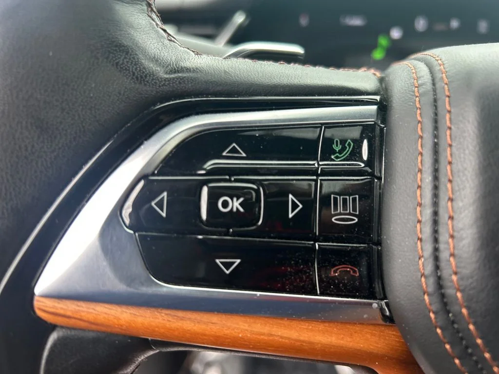 Used 2025 White Jeep Summit Reserve image 21