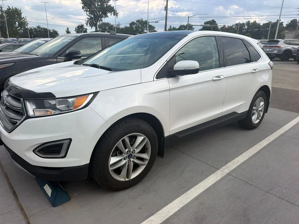 Used 2017  Ford SEL image 2
