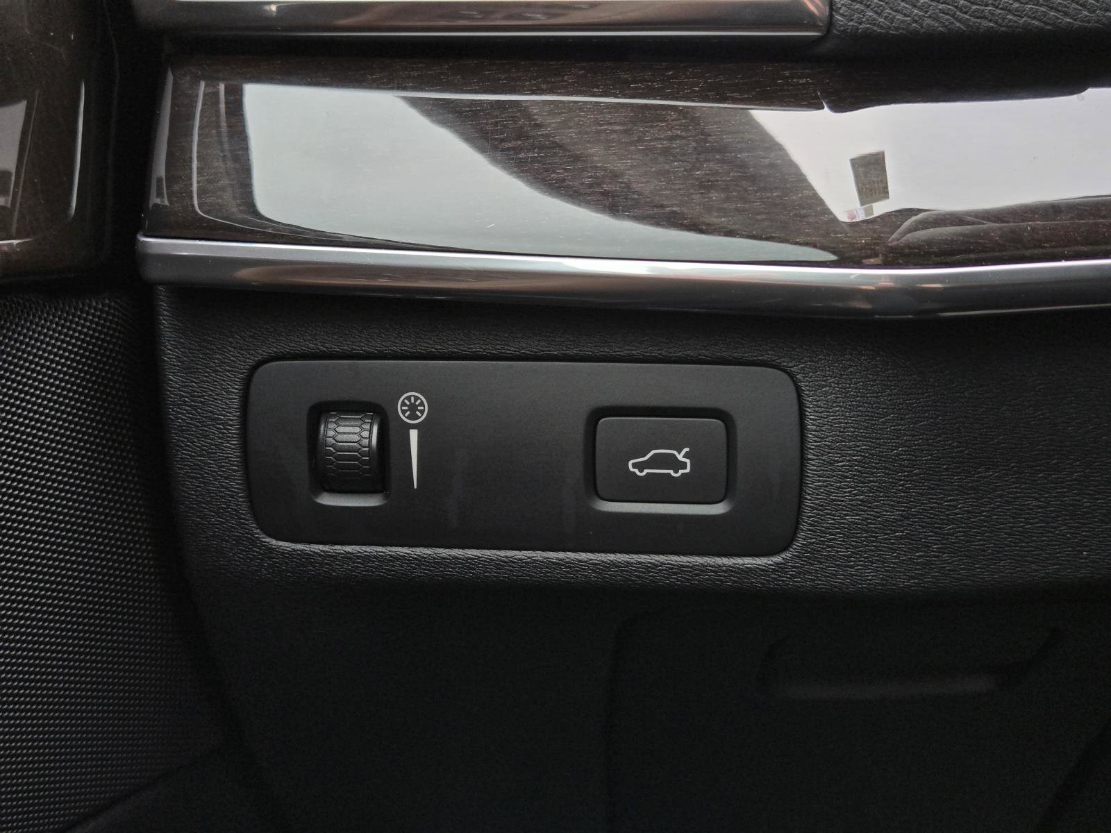 Used 2019 Gray Metallic Volvo Momentum image 21