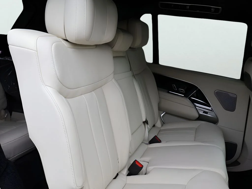 New 2026 Ostuni Pearl Wht Prem Met Land Rover Autobiography image 12