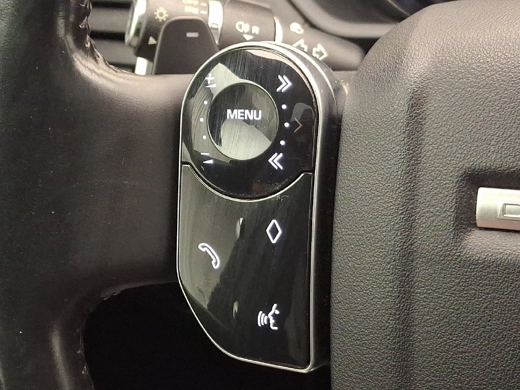 Used 2020  Land Rover SE image 23