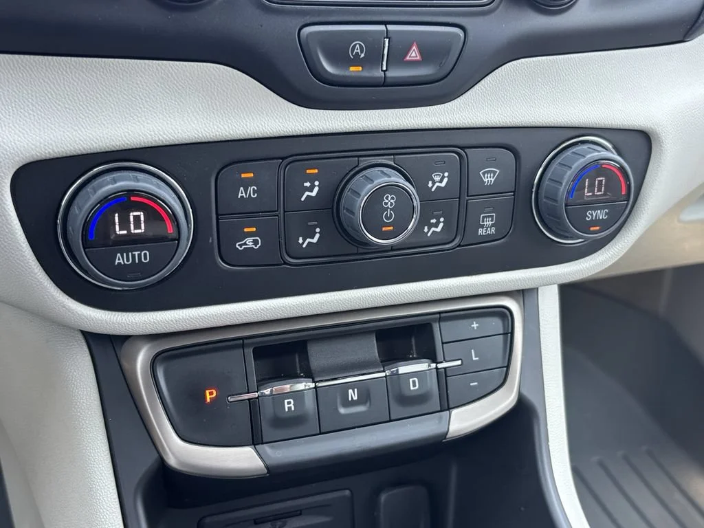 Used 2023 WHITE FROST TRICOAT GMC Denali image 29