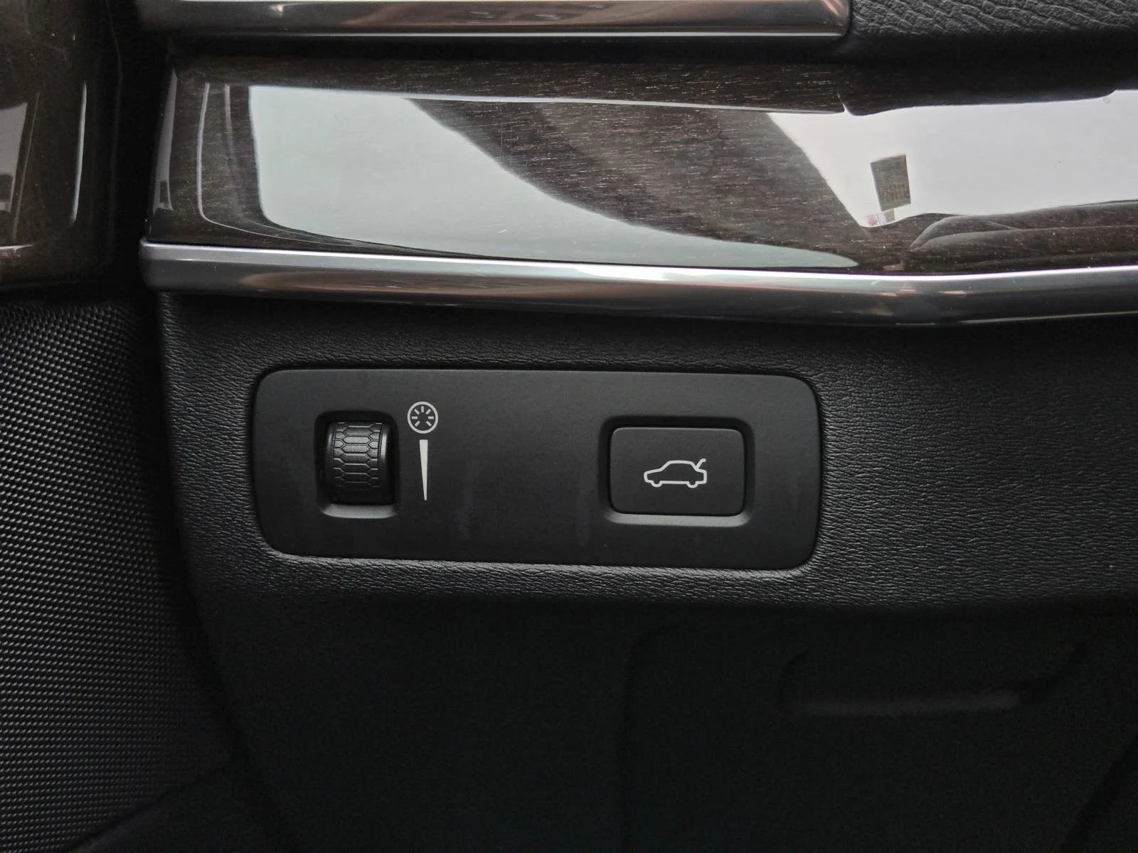 Used 2019 Gray Metallic Volvo Momentum image 21