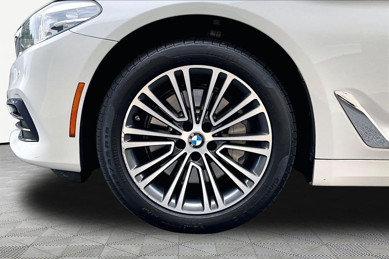 Used 2019 Alpine White BMW 540i xDrive image 11