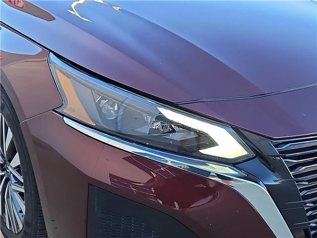 Used 2025 Garnet Pearl Metallic Nissan SV image 5