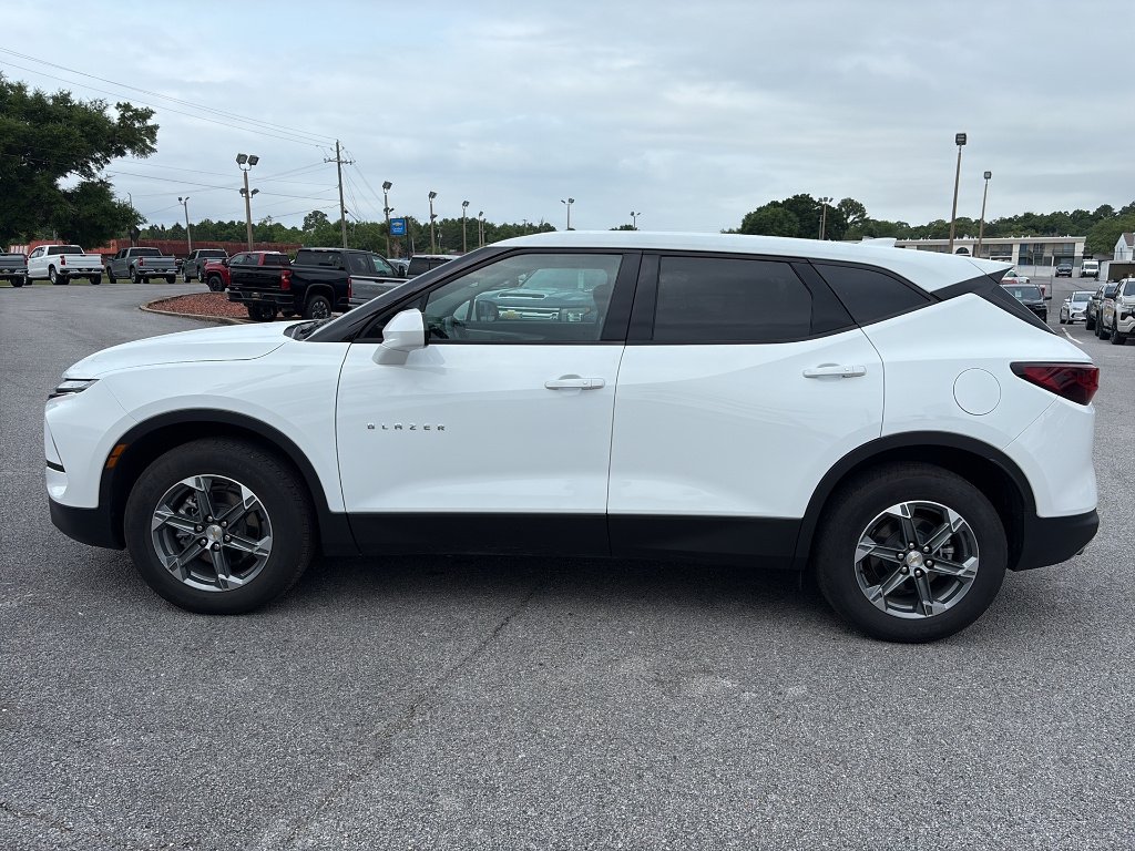 Used 2025 Summit White Chevrolet 2LT image 3