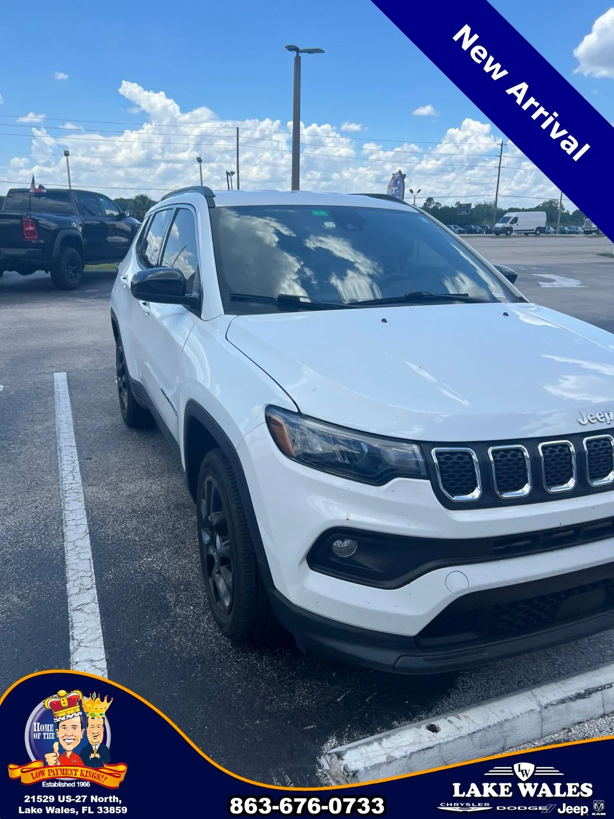 Used 2023 White Jeep Latitude Lux image 5