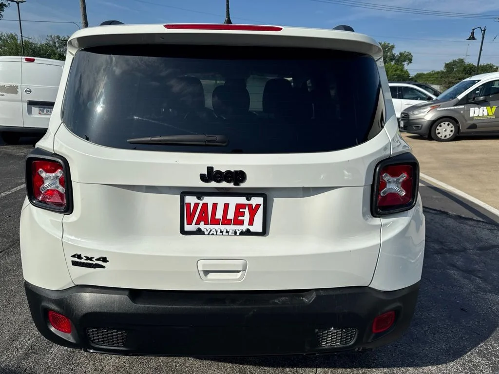 Certified Used 2020 Alpine White Clearcoat Jeep Latitude image 10