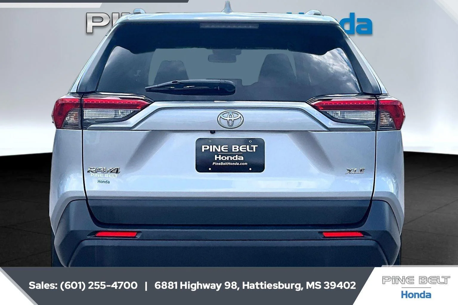 Used 2023 Silver Sky Metallic Toyota XLE Premium image 4