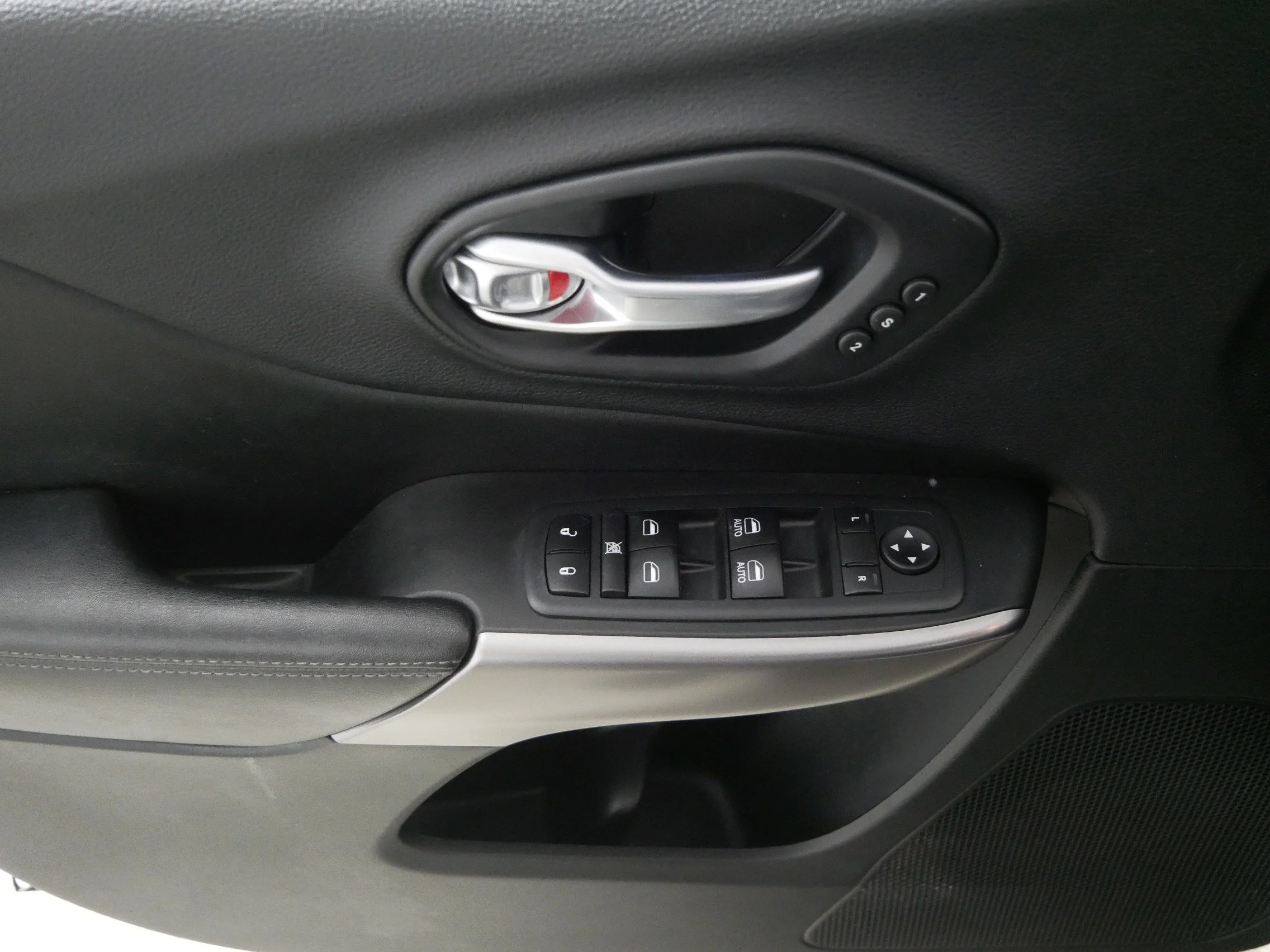 Used 2019 Bright White Clearcoat Jeep Limited image 19