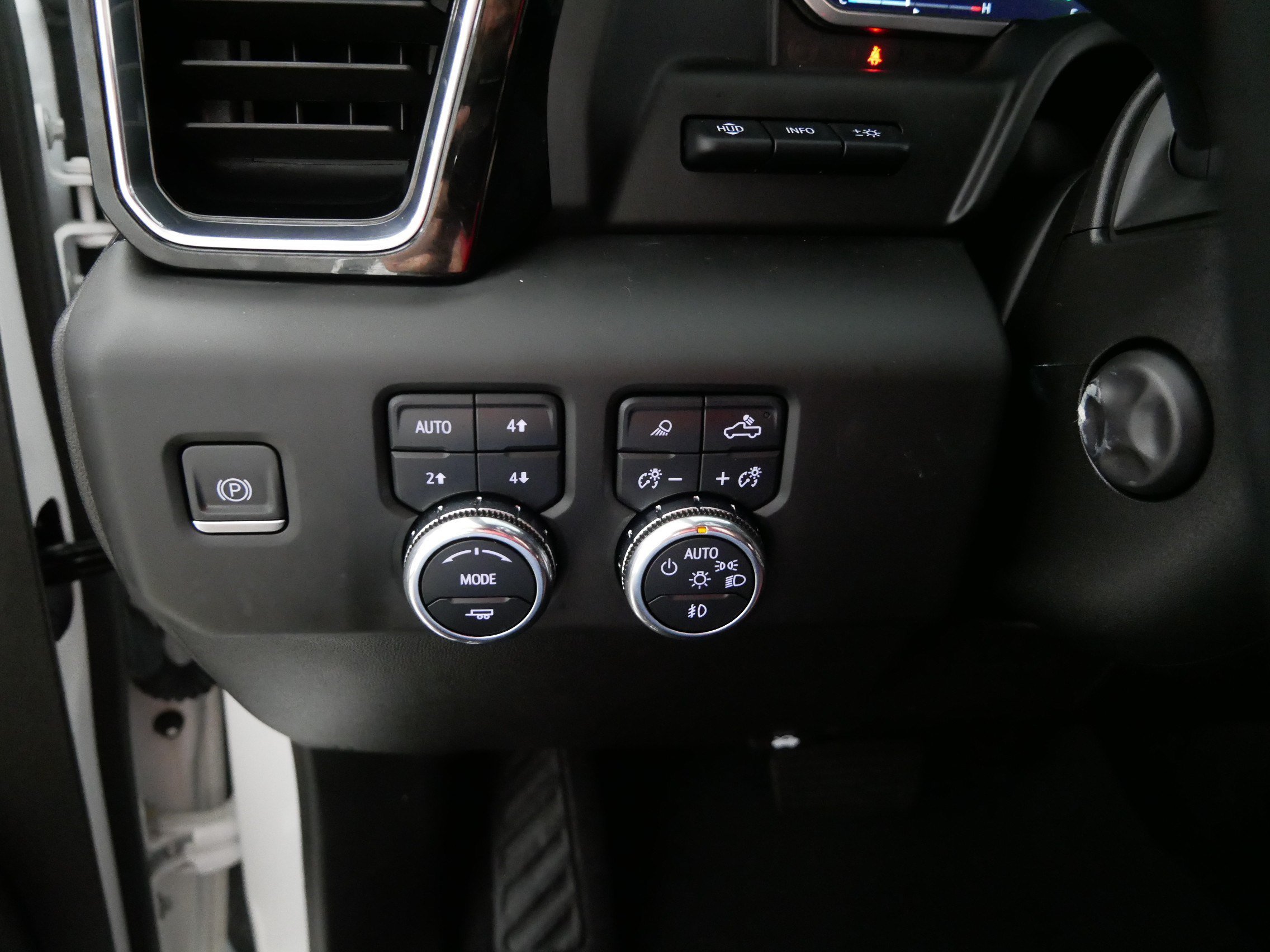 Used 2023 White Frost Tricoat GMC Denali Ultimate image 26
