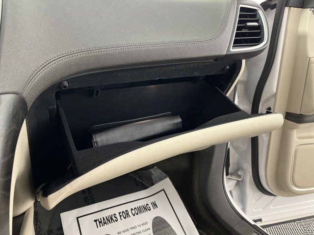 Used 2019 White Platinum Clearcoat Metallic Lincoln Select image 35