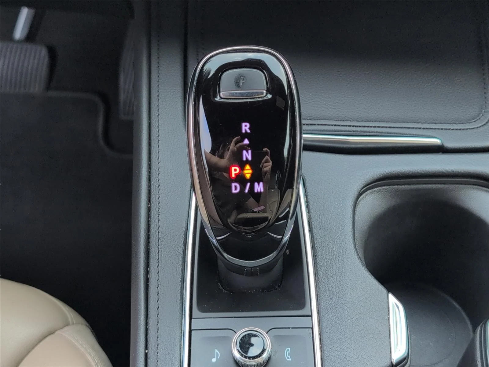 Used 2025 Stellar Black Metallic Cadillac FWD Premium Luxury image 20
