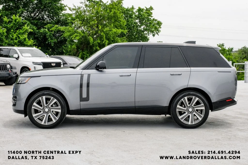 Used 2023 Grey Land Rover SE image 9