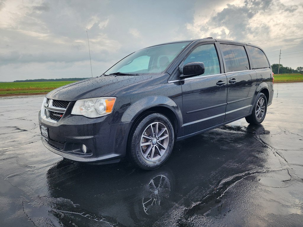 Used 2017 Black Onyx Crystal Pearlcoat Dodge SXT image 1