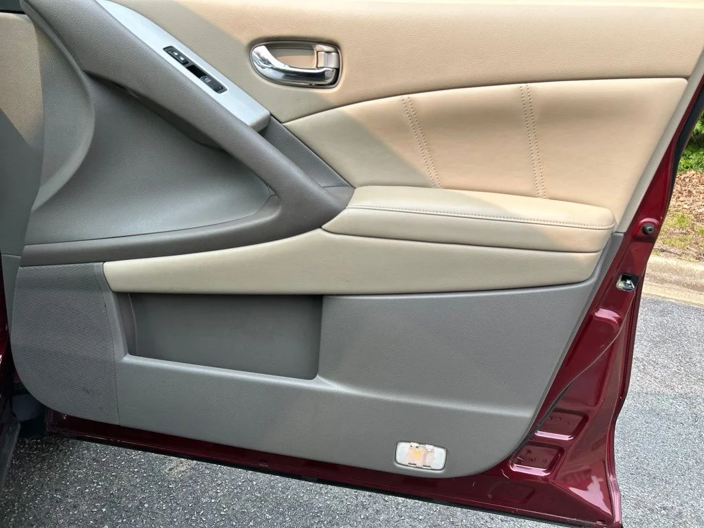 Used 2011 Red Nissan SL image 30