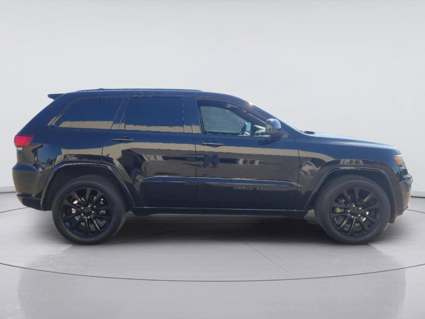 Used 2018 Diamond Black Crystal Pearlcoat Jeep Altitude image 6
