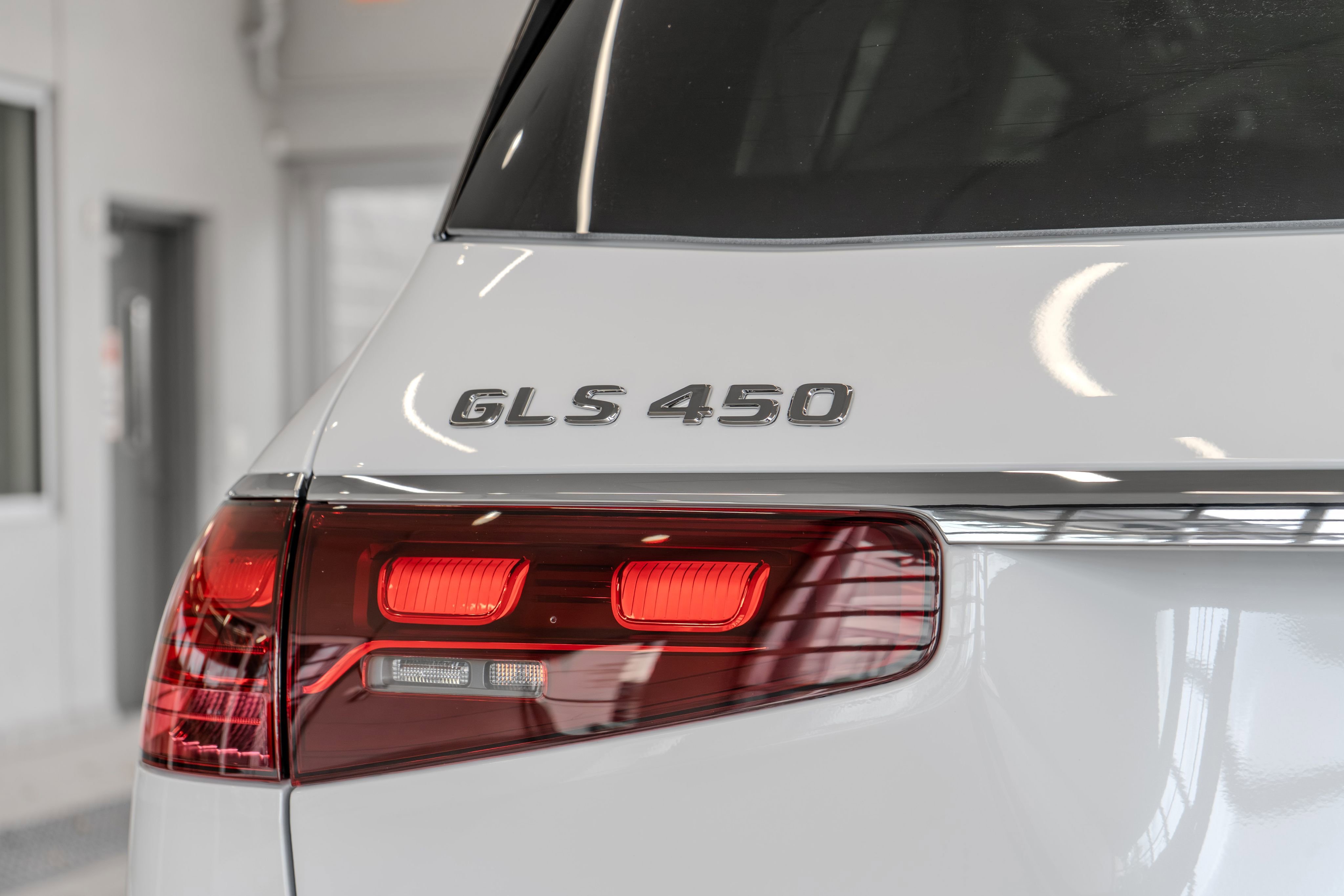 New 2026 MANUFAKTUR Moonlight White Metallic Mercedes-Benz GLS 450 image 58