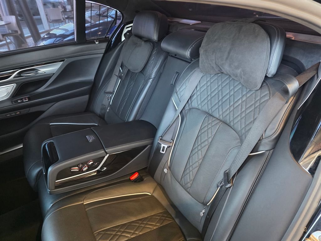 2021 BMW 7 Series M760i - Photo 60
