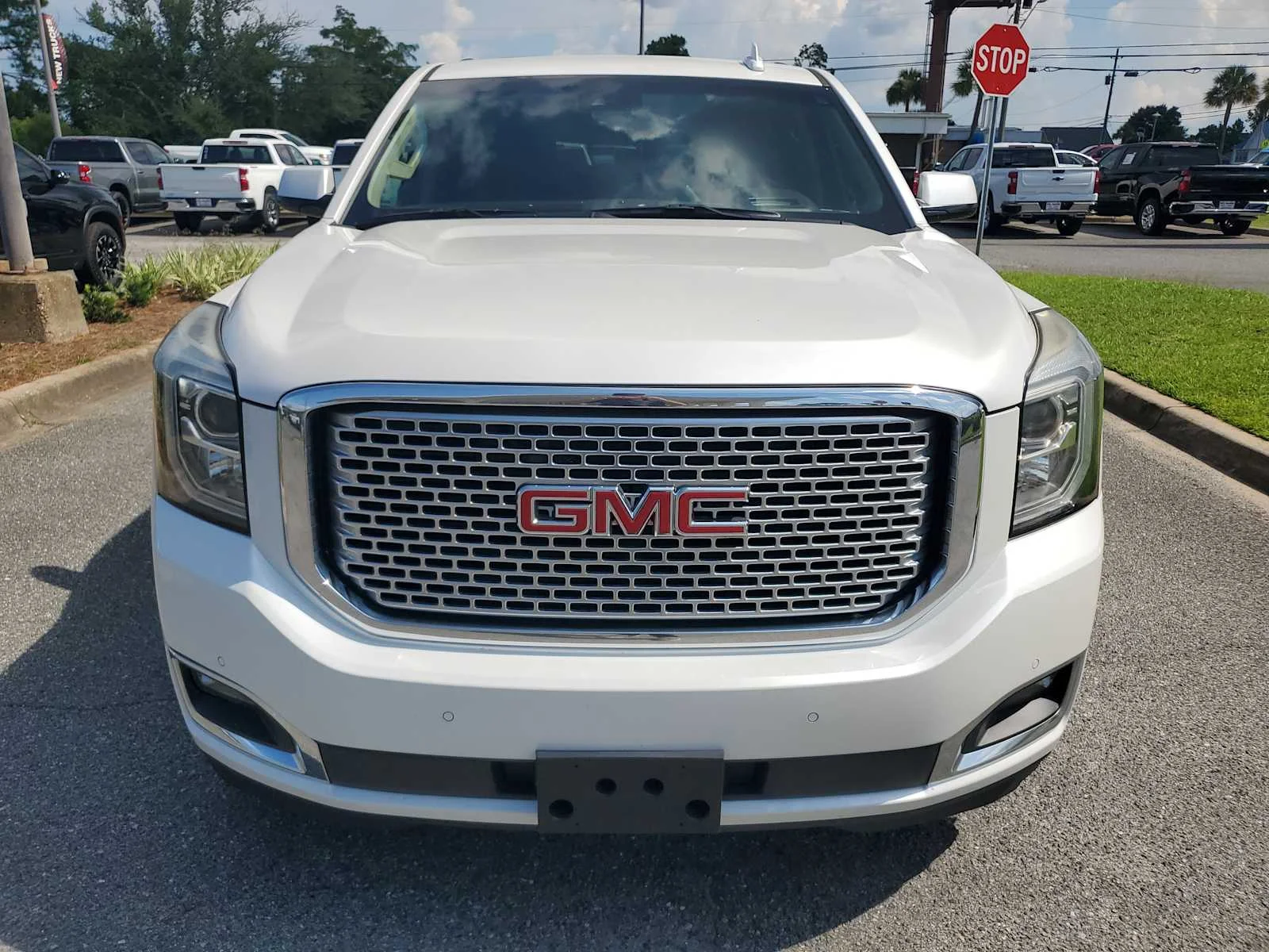 Used 2017 WHITE FROST TRICOAT GMC Denali image 9