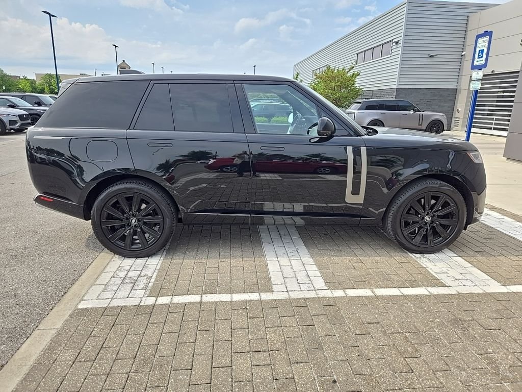 Used 2025 Santorini Black Metallic Land Rover SE image 4