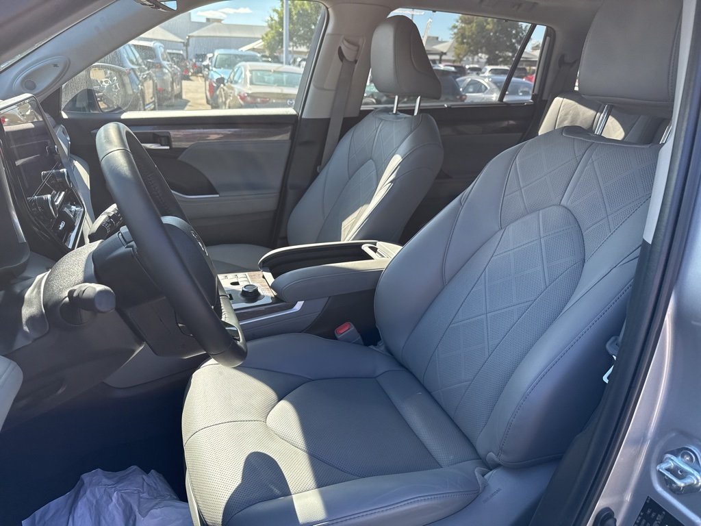 2024 Toyota Highlander Platinum photo 3