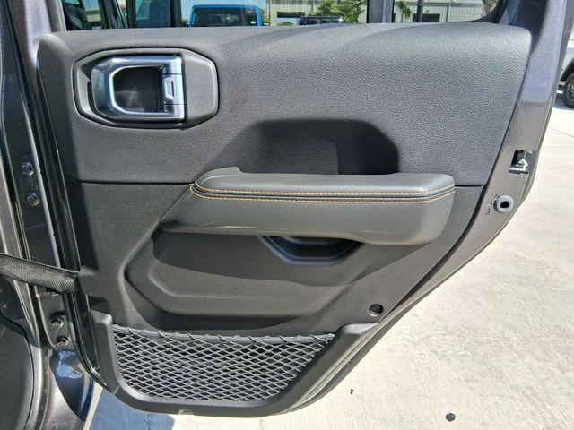 New 2026 Granite Crystal Metallic Clearcoat Jeep Sahara image 23