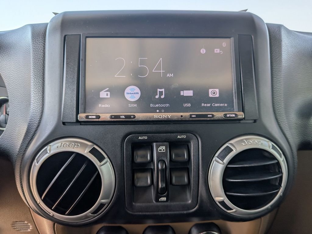 Used 2014 White Jeep Unlimited Sahara image 23