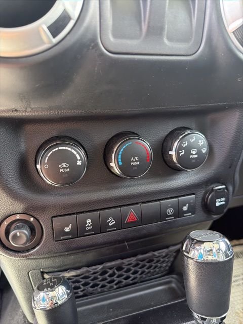 Used 2013 White Jeep Sahara image 20