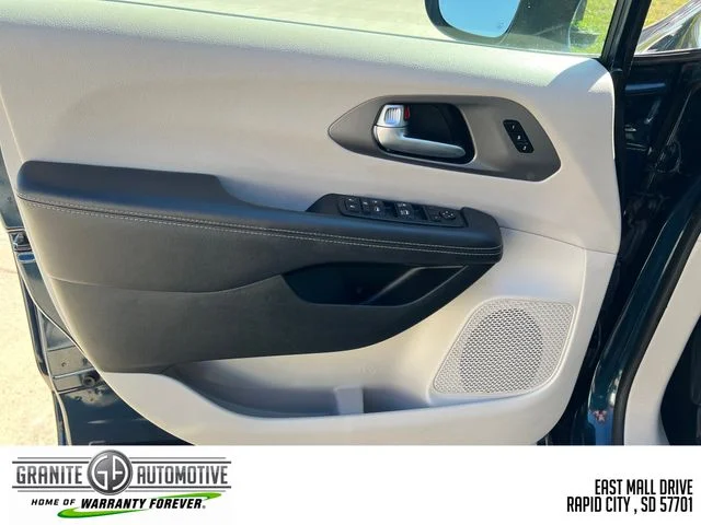 2023 Chrysler Pacifica Touring L - Photo 11