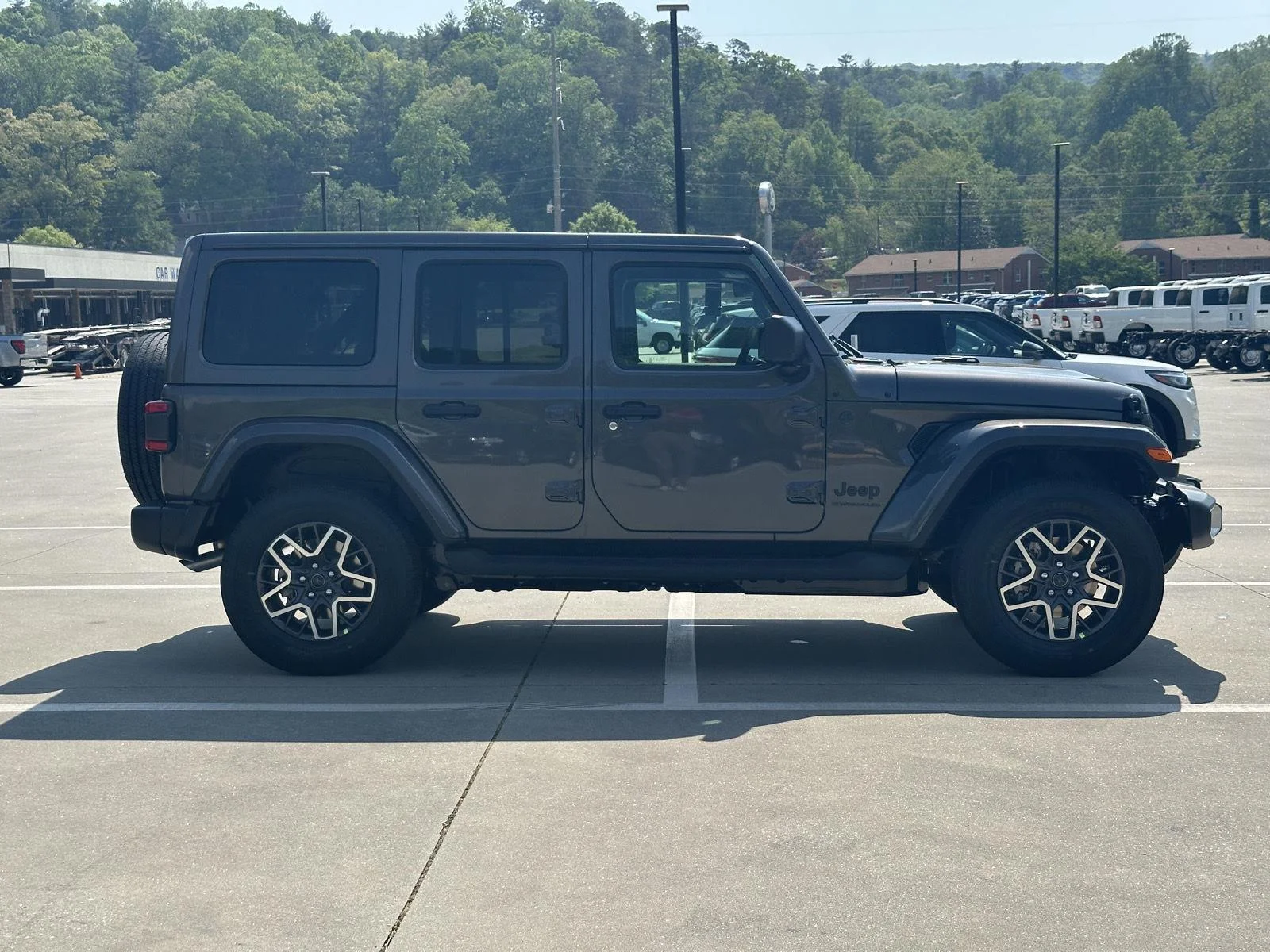 New 2026 Granite Crystal Metallic Clear-Coat Exterior Paint Jeep Sahara image 8