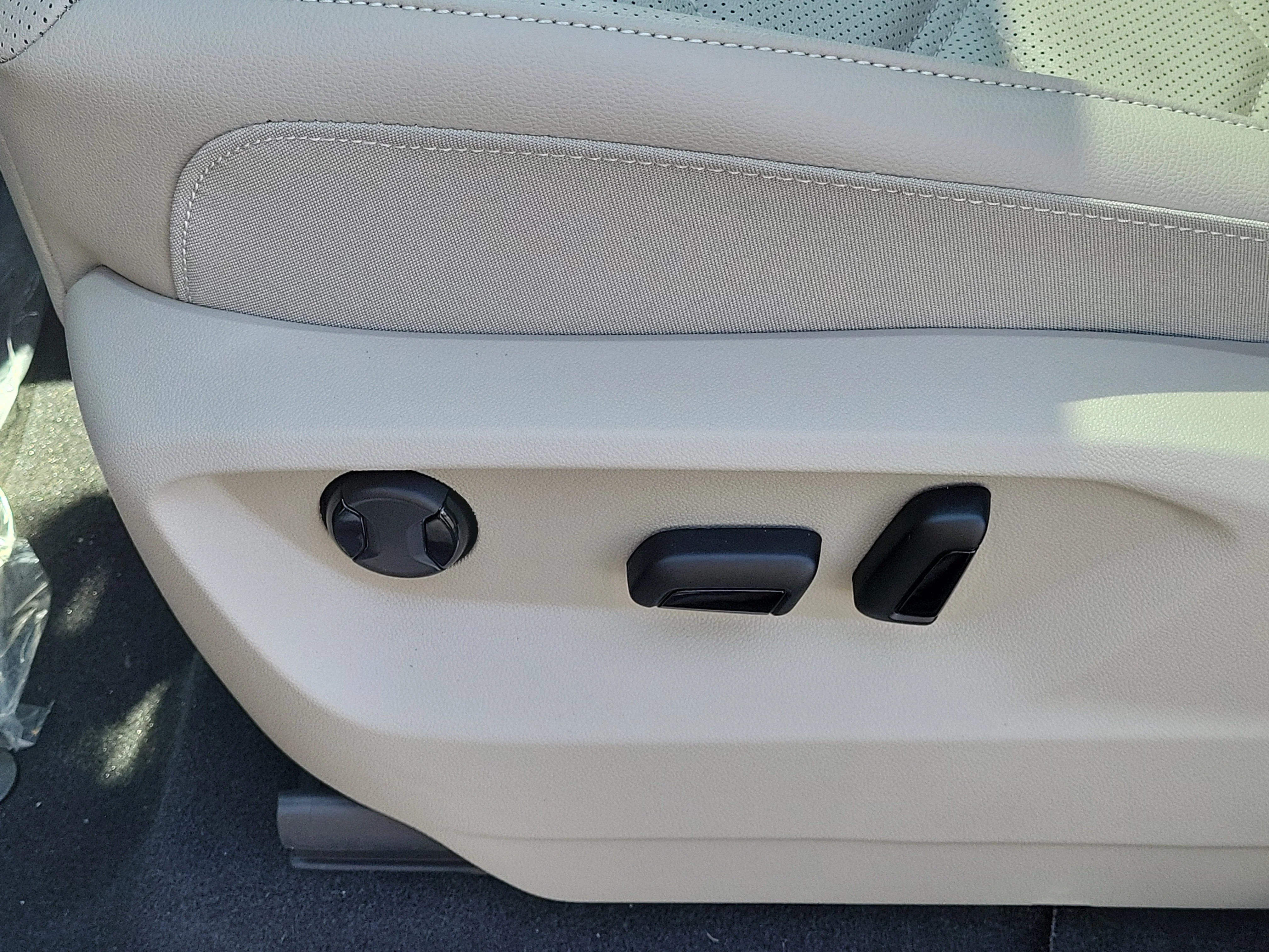 New 2026 Silver Volkswagen SE w/Technology image 18