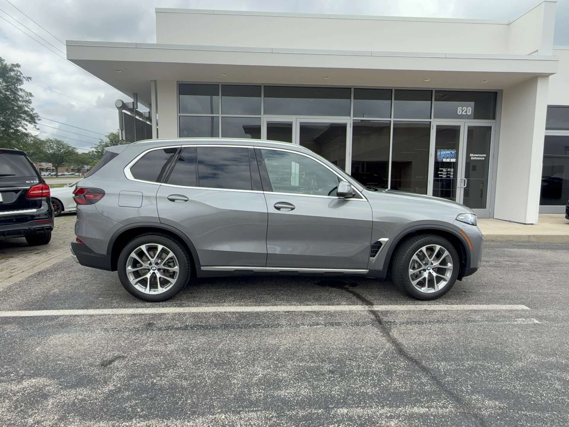 New 2026 Skyscraper Grey Metallic BMW xDrive40i image 2