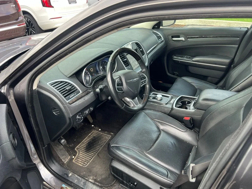 Used 2018 Crystal Metallic Chrysler Limited image 8
