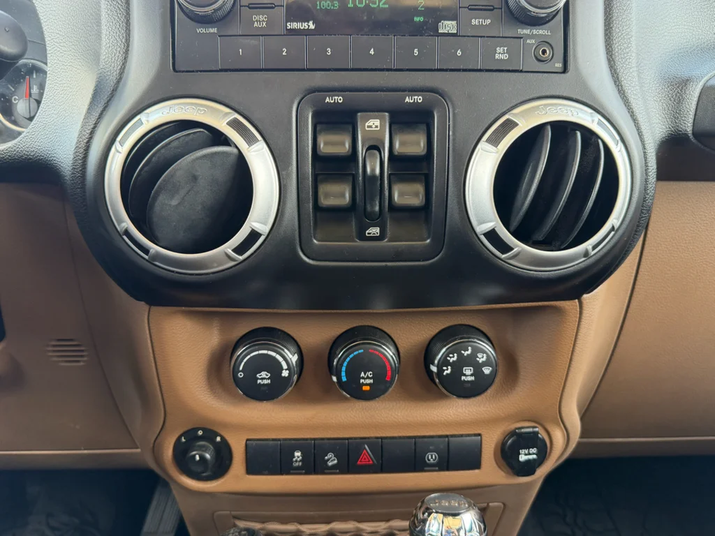Used 2014 Bright White Clearcoat Jeep Sahara image 14