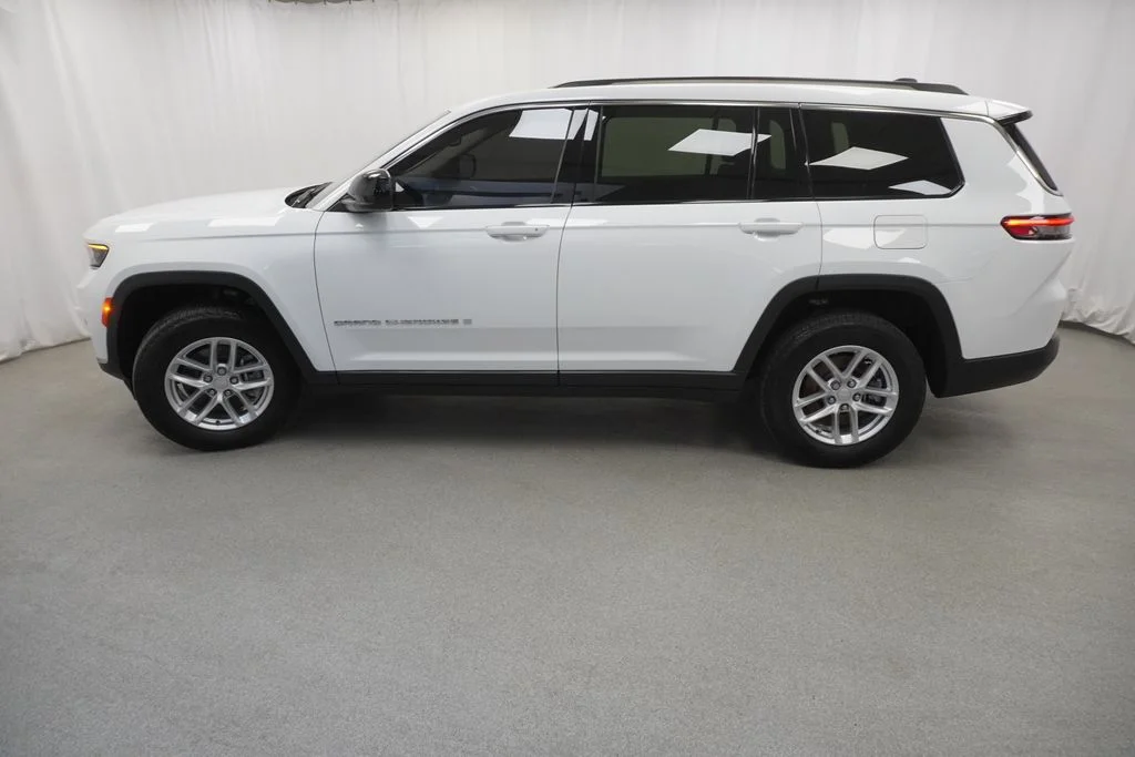 Used 2023 White/off-white Jeep Laredo image 15