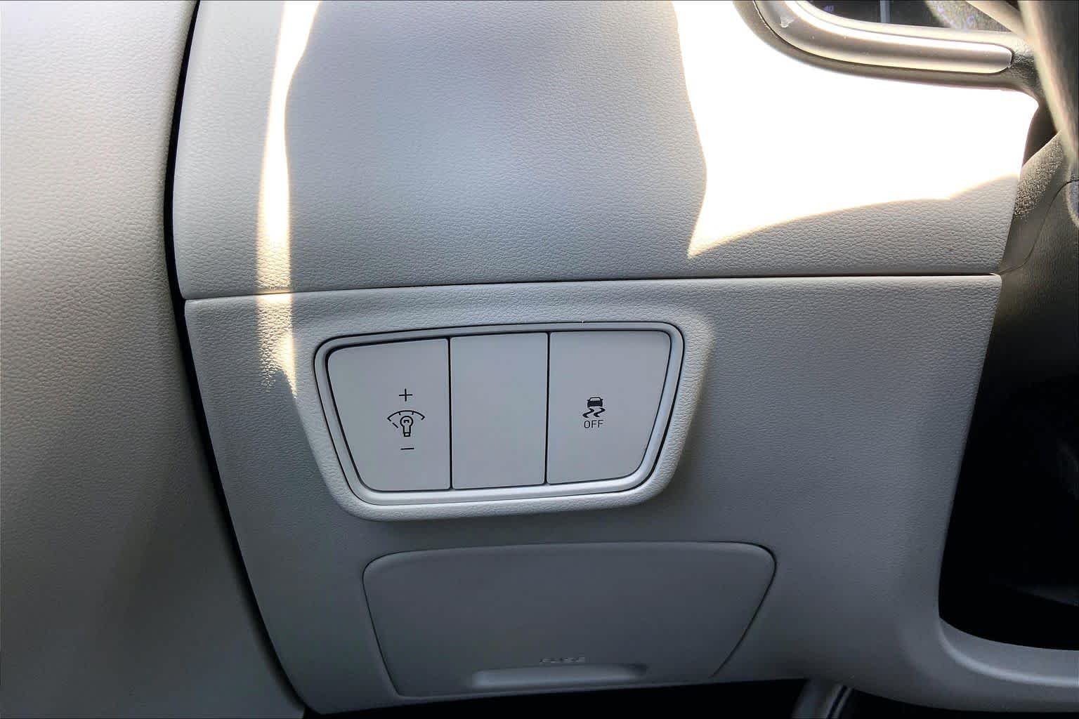 Used 2022 Quartz White Hyundai SE image 33