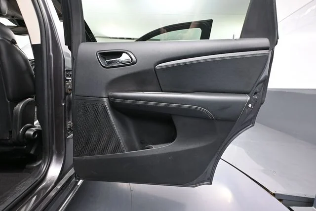 Used 2017 Gray Dodge Crossroad image 40