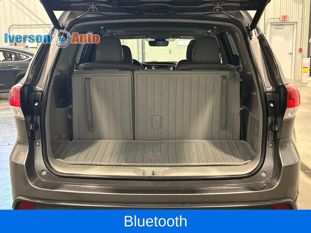 Used 2018 Gray Toyota XLE image 9