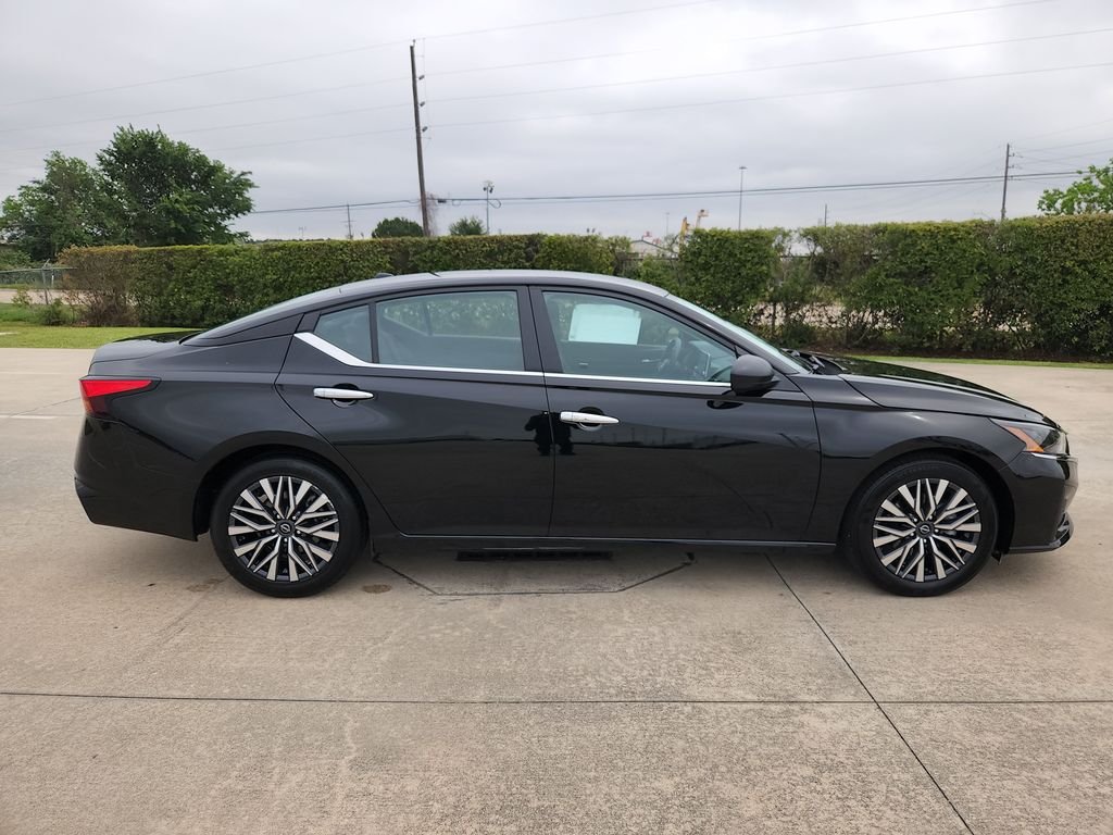 Used 2025 Black Nissan 2.5 SV image 4